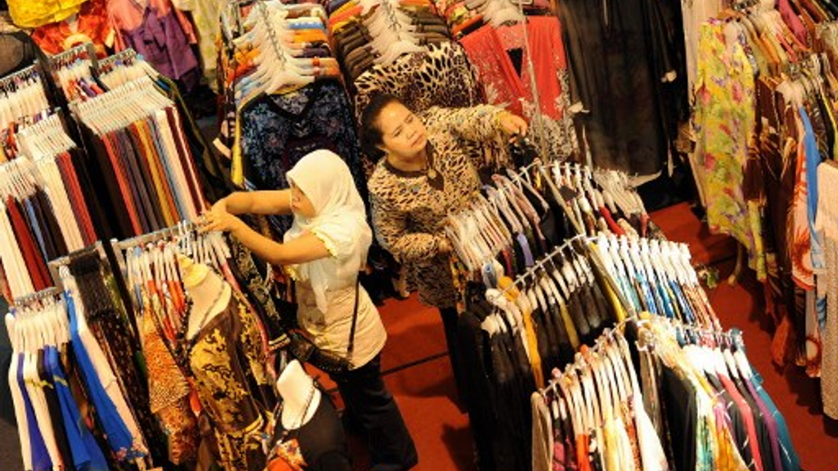 <div style="text-align: left;">
Shopkeepers at a mall in Kuala Lumpur. IGB Reit will own two malls in Malaysia at the time of listing (AFP) </div>