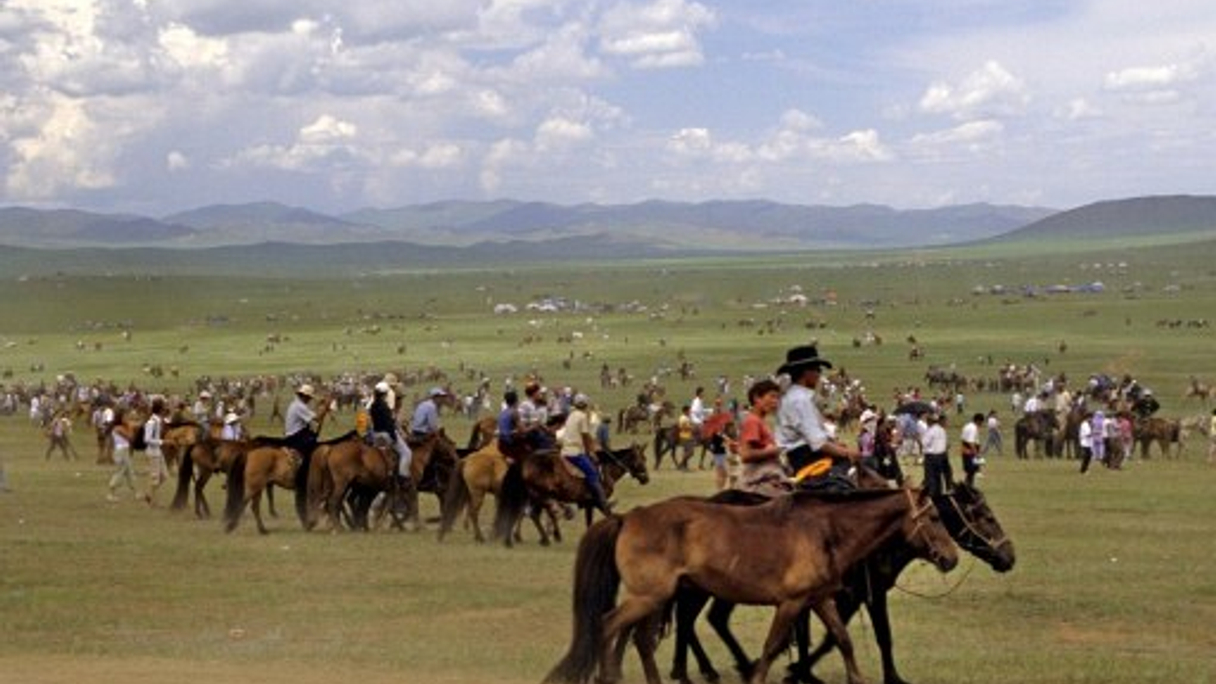 <div style="text-align: left;">
Like a traditional gathering on the tundra, bond investors flock to the Development Bank of Mongolia's bond(Photononstop)</div>