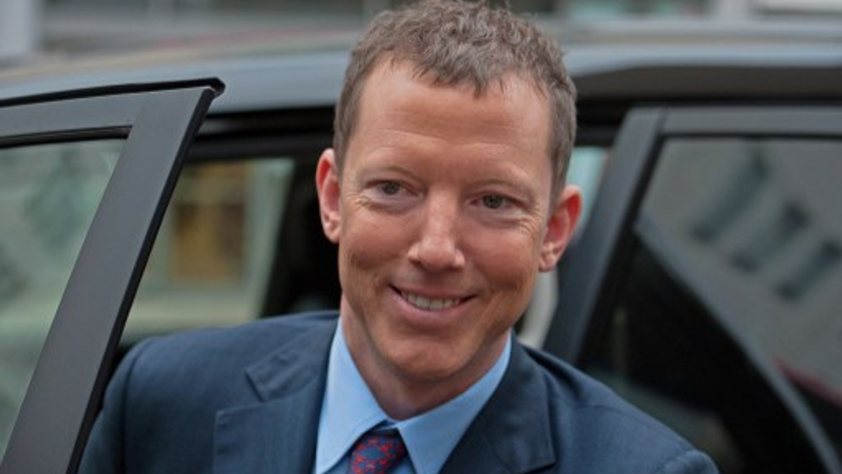 <div style="text-align: left;">
Nat Rothschild arrives at Armory House in London for yesterday’s shareholders meeting (AFP)</div>