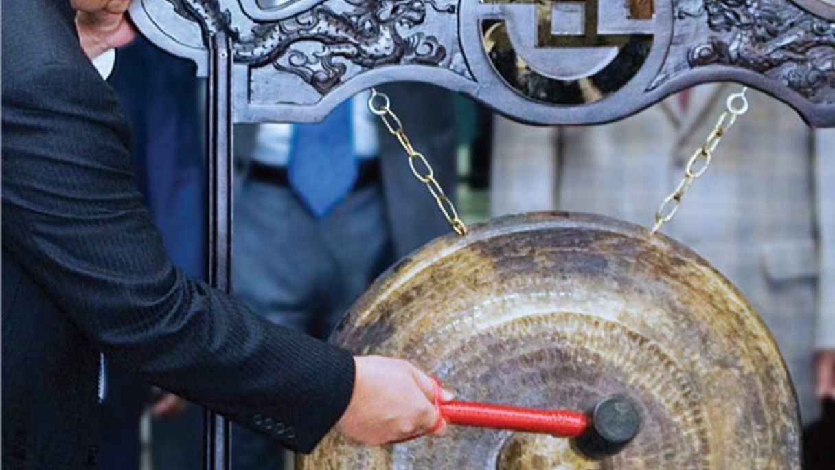 Masan chairman Nguyen Dang Quang banging the gong at the stock exchange in 2009