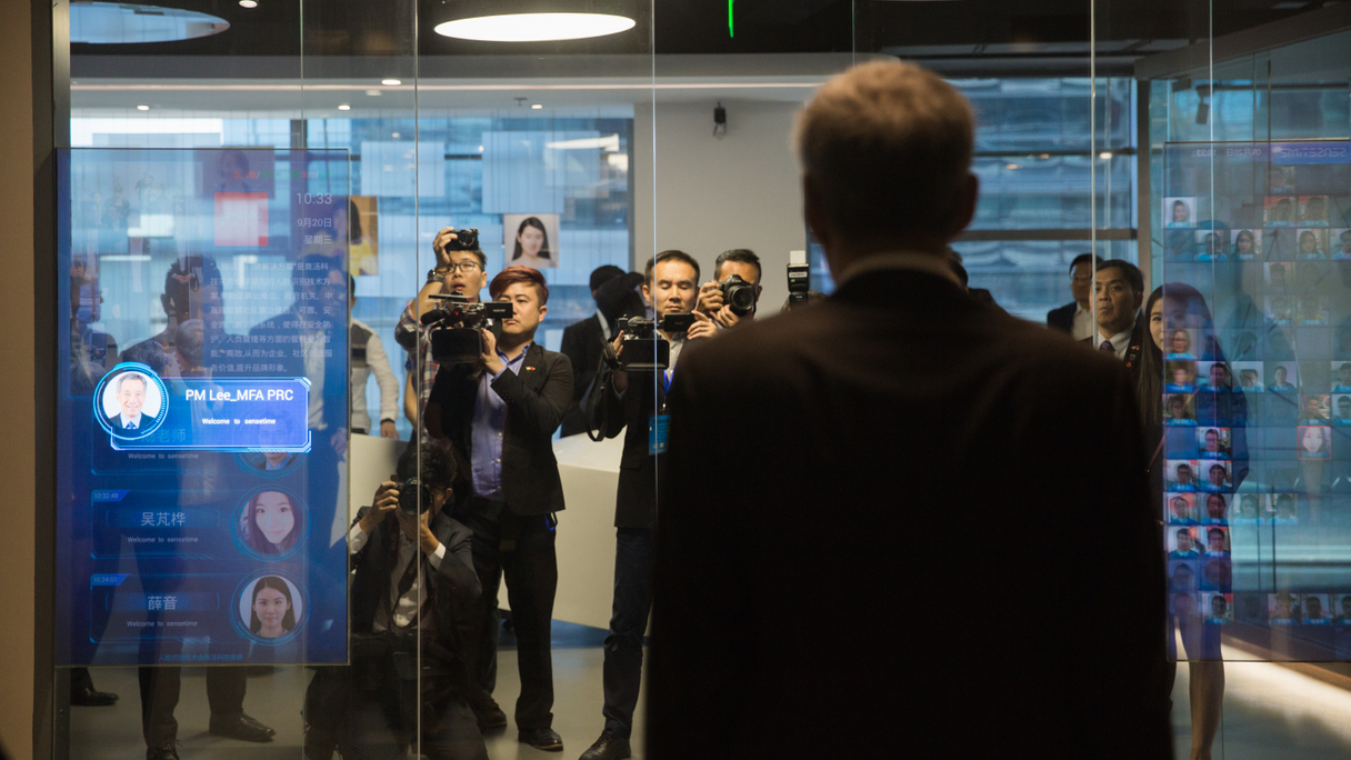 Singapore Prime Minister Lee Hsien Loong tries out SenseTime's facial recognition system (photo provided by SenseTime)