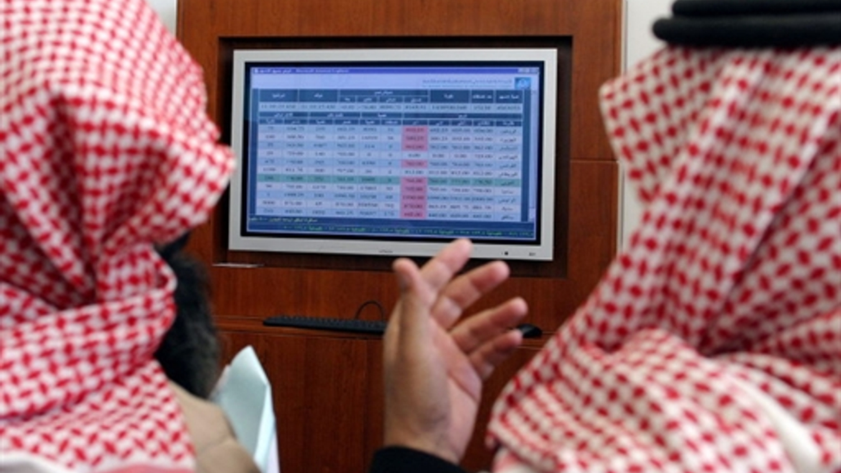 Saudi Arabians check out the latest stock market movements.
