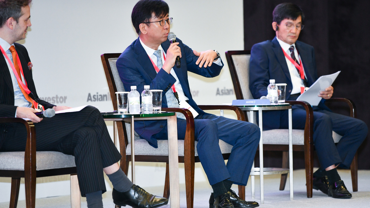 GEPS turns to hedge funds as global risks rise