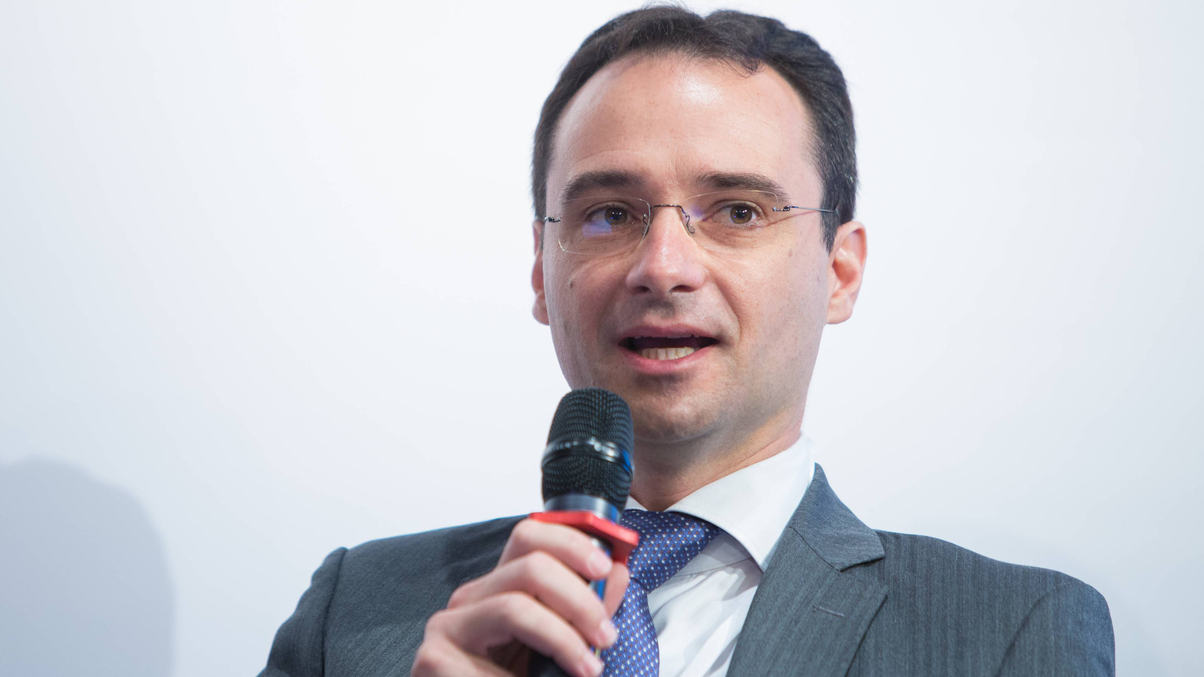 UBS WM, AA Advisors seeking new managers