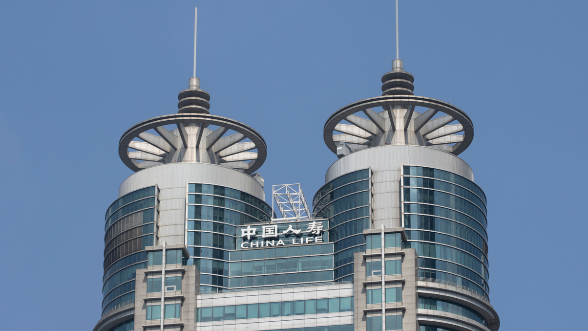 China Life cuts duration gap, balances blue-chip dividends with tech bets