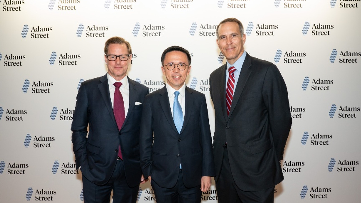 Mr. Ben Hart, Partner & Head of Investor Relations (Asia), Adams Street (left); Mr. Samson Wong, Chief Investment Officer (Private Markets) of the Hong Kong Monetary Authority (middle); Mr. Jeffrey Diehl, Managing Partner & Head of Inestments, Adams Street (right)
Mr. Ben Hart, Partner & Head of Investor Relations (Asia), Adams Street (left); Mr. Samson Wong, Chief Investment Officer (Private Markets) of the Hong Kong Monetary Authority (middle); Mr. Jeffrey Diehl, Managing Partner & Head of Inestments, Adams Street (right)