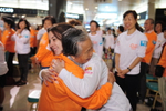 Hugging event communicates ...