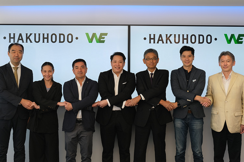 Winter Egency CEO Eakchai Parichatikanon (center) with representatives of W/E and Hakuhodo