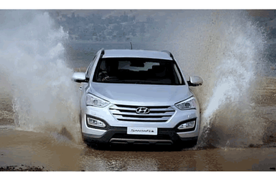 Hyundai projects ‘dynamic’ Santa Fe as it powers through rough terrain
