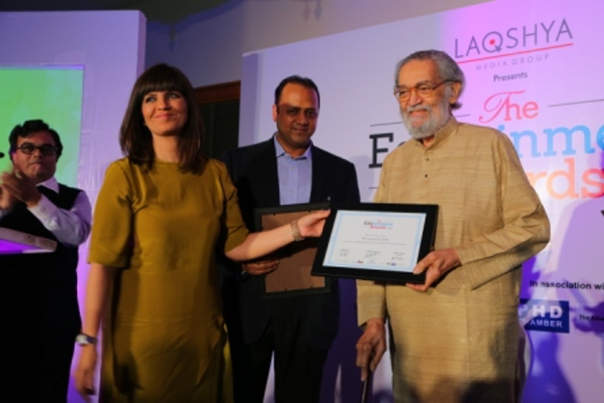Da Cunha receiving the award from designer Neeta Lulla