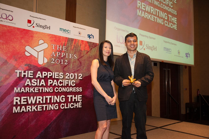 Cheryl Wang, director, brand experience at SingTel, presents the gold medal to The Coca Cola Export Corporation, Philippines for the campaign, The OFW Project