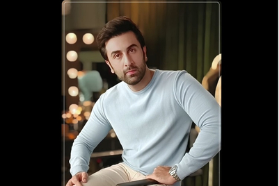 Ranbir Kapoor relays messages for Oppo with Karisma, Kareena and mum Neetu's help