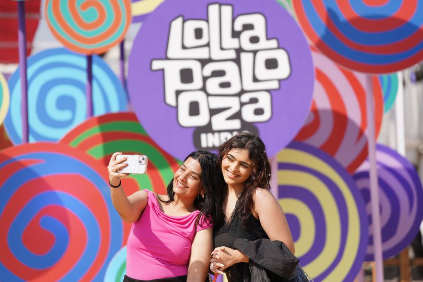 Fans posing at Lollapalooza 2025. Image credit: RVR_16.