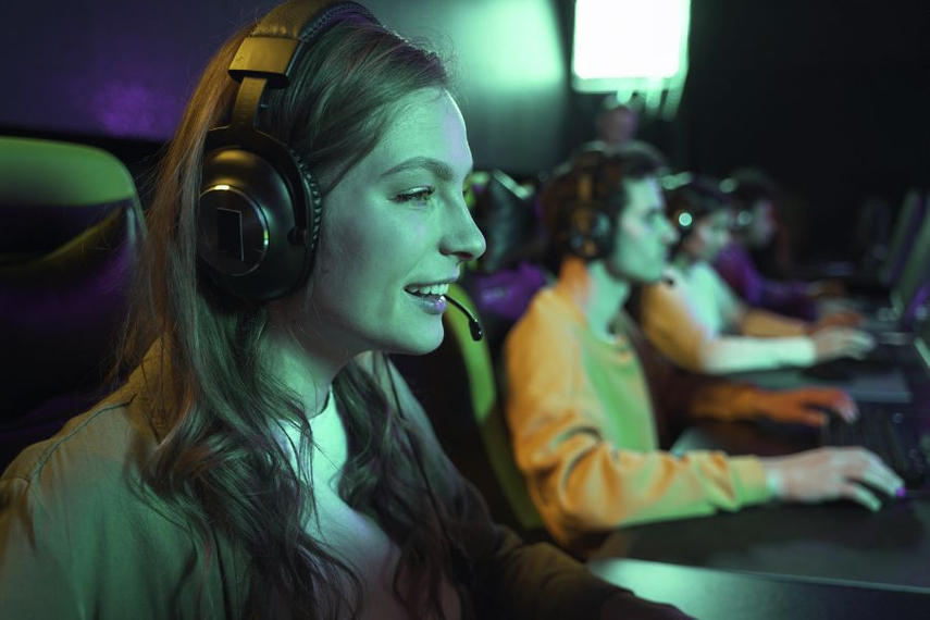 By championing women gamers, brands cultivate a more inclusive image that resonates with a broader audience. Image source: Freepik.