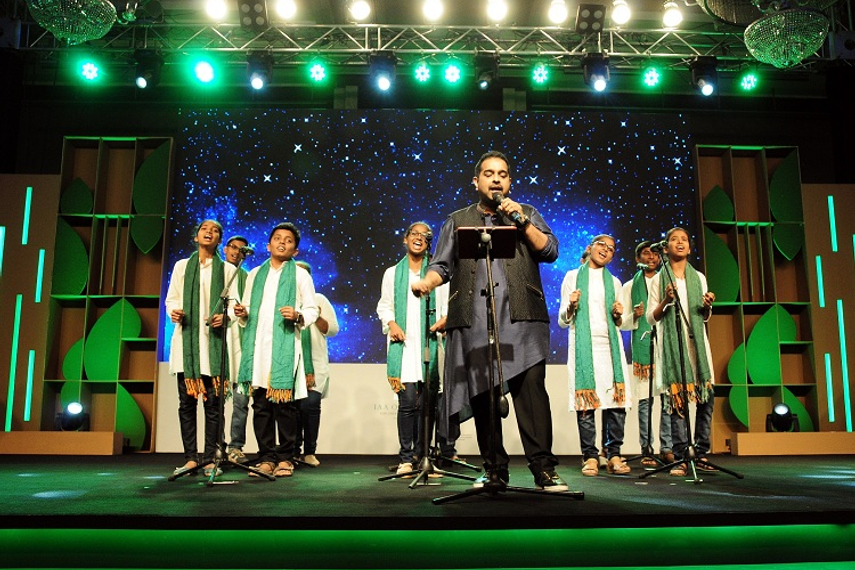 Shankar Mahadevan performing at the Olive Crown awards along with underprivileged kids