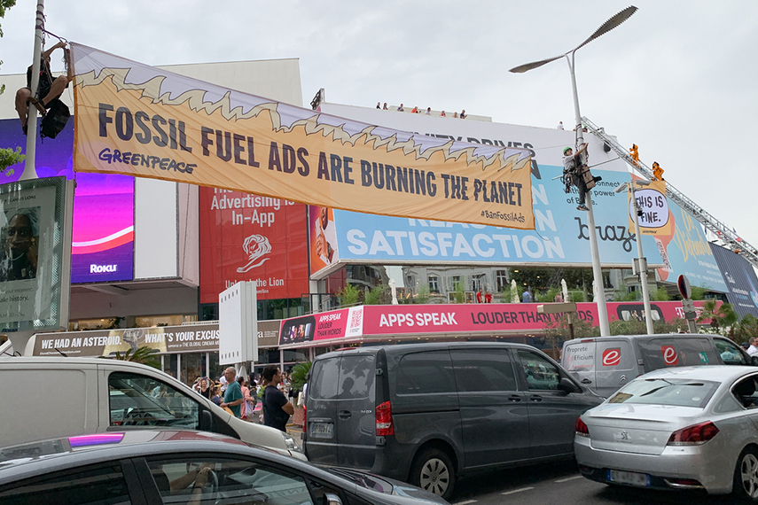 Greenpeace: Protesters use ladder to climb Palais (Image via Matthieu Etienne @LLLLITL on Twitter)