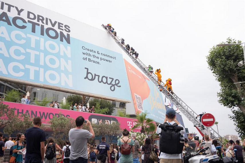 Protesters used a ladder to climb Palais. (Photo via Matthieu Etienne @LLLLITL on Twitter)