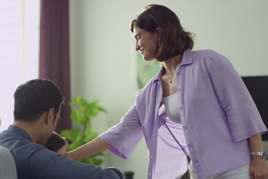 The new Philips Avent Breast pump bridges the gap in co-parenting and liberates parents to be #PartnersInBreastfeeding. 70% of women are challenged with daily breastfeeding woes, traditionally perceived as a mothers job. On World Breastfeeding Week, Philips Avent questioned the shackles of conventions and the burdens of modern day women, awakening the spirit of the nation to come together in pledging to breastfeed in unison.