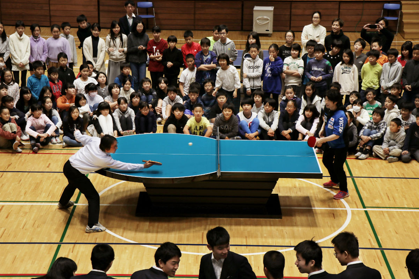 学校での体験授業で使われるパラ卓球台(写真提供:TBWA HAKUHODO)