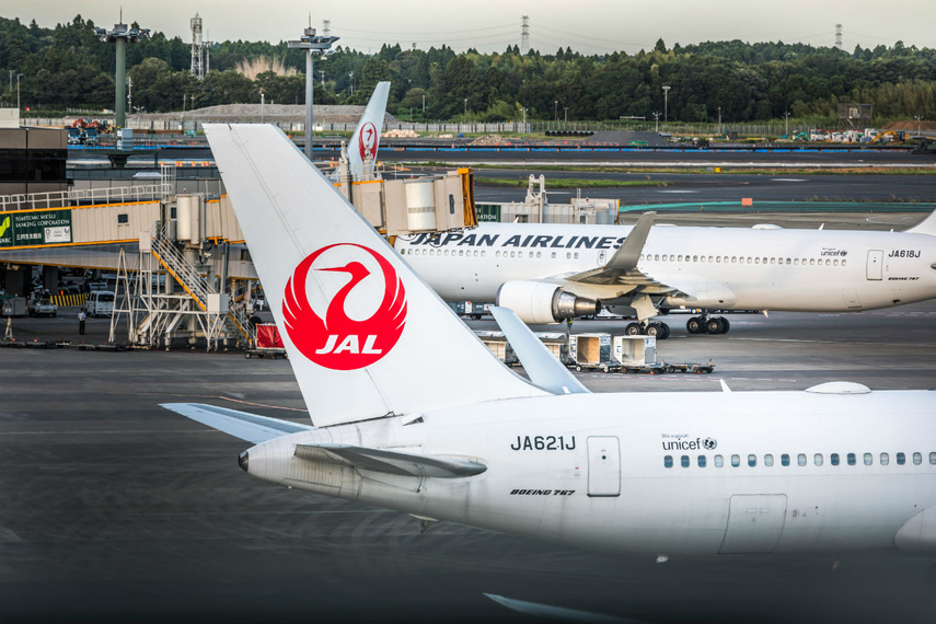 成田空港の日本航空機(写真:Shutterstock)