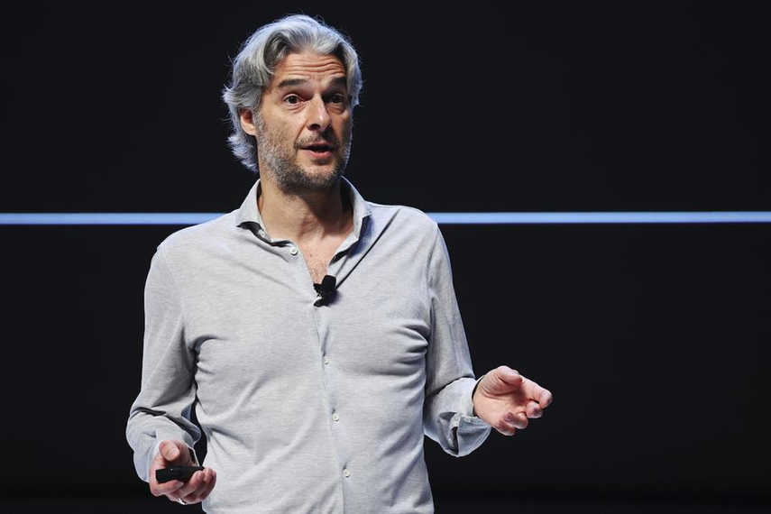 「次から次へと広告を配信する「きりのないばかげた競争」が、「無難な」作品を生む」と主張するアレッサンドロ・マンフレディ氏(写真提供:カンヌライオンズ)