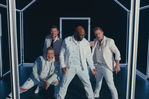 一世を風靡した90年代のスターで、ノスタルジーを刺激する保険のCM