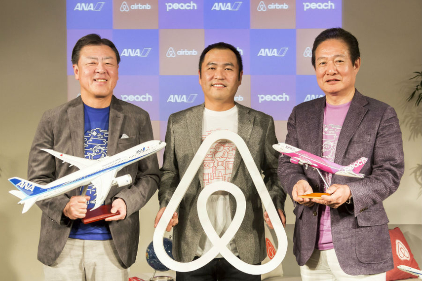 都内で行われた記者会見にて。左より、志岐隆史氏(全日本空輸 代表取締役副社長)、田邉泰之氏(Airbnb Japan 代表取締役)、井上慎一氏(Peach Aviation 代表取締役CEO)