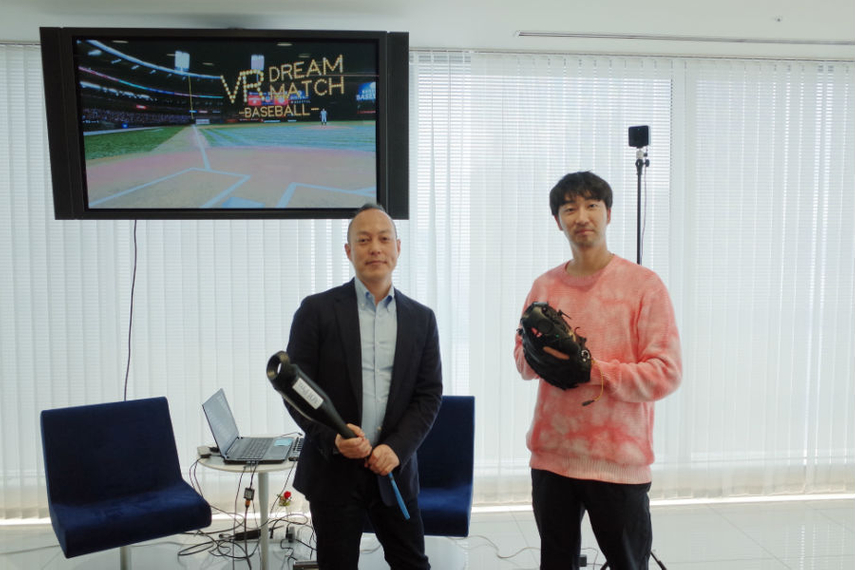 吉澤貴幸氏(左)と加藤久哉氏。「VR Dream Match - Baseball」のデバイスと共に。
