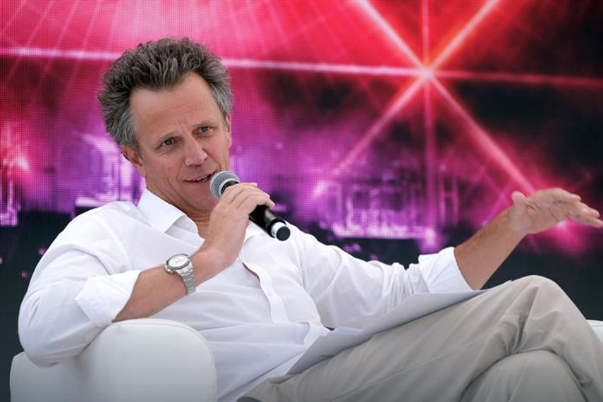 「広告業界のリーダーたちは、クライアントがカンヌを発った直後から活用できる『即効性のある』実践的なビジネスソリューションを提供するべき」と語るアーサー・サドゥーン氏。2019年のカンヌライオンズにて撮影(写真:Getty Images)