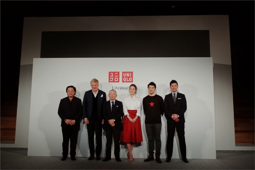 左より、ジョン・ジェイ、ブラッド・クロエフィル、柳井正、佐々木希、レイ・イナモト、田中大の各氏