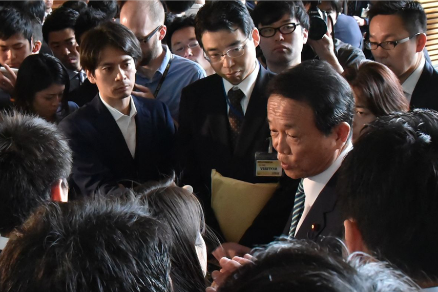 東京で報道陣に語る麻生財務相(写真:青山健太郎 / 読売新聞、AFP)