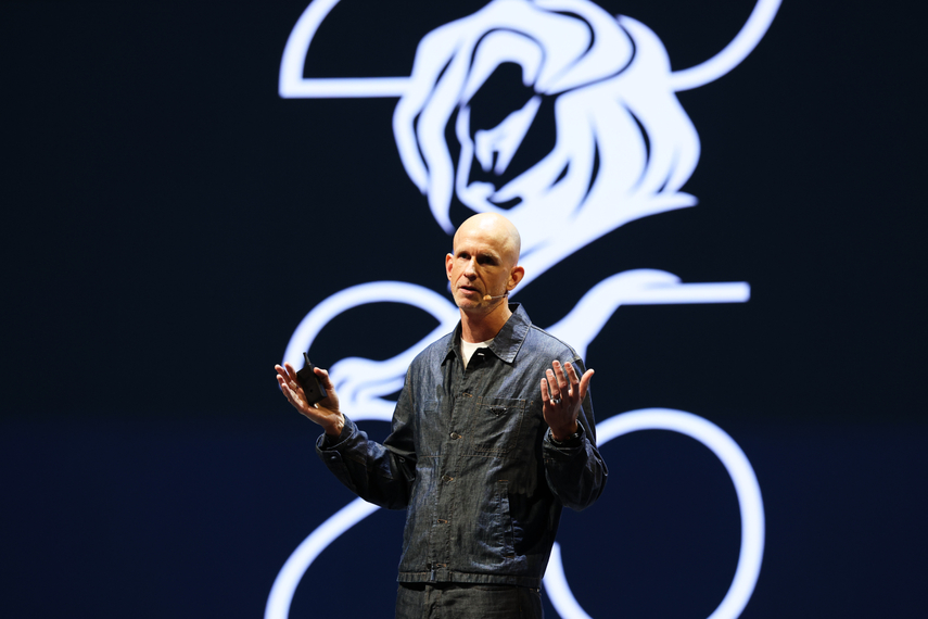 カンヌでのスピーチで、アップル社のトウ・マイレン氏は「消費者が購入するのは心に触れる商品」とコメント