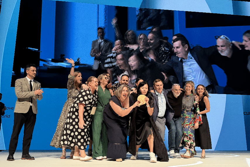 今年のカンヌライオンズで、チタニウム・ライオンを受賞したエデルマンのチーム(写真:カンヌライオンズ国際クリエイティビティ・フェスティバル/プレスポータル)