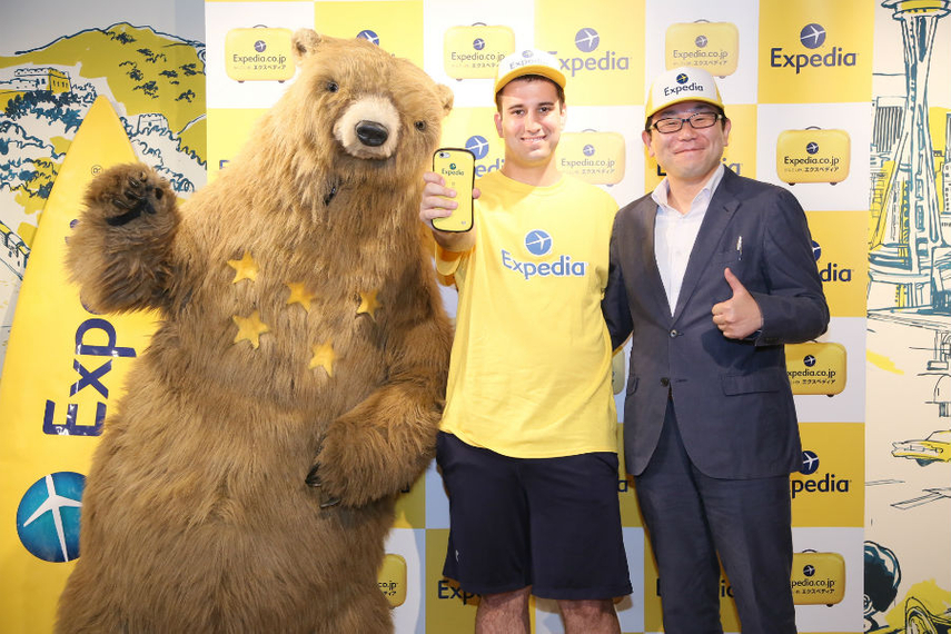 ポケモンマスターのニック・ジョンソン氏(中央)を迎える、エクスベアとエクスペディアジャパンのゼネラルマネジャー石井恵三氏