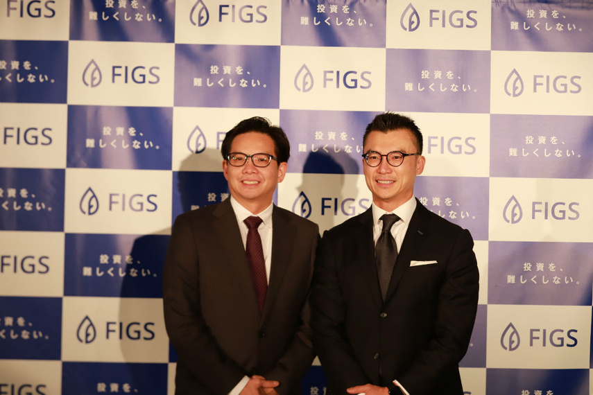 FIGS創業者のレイモンド・チャン氏(左)とユージン・オング氏