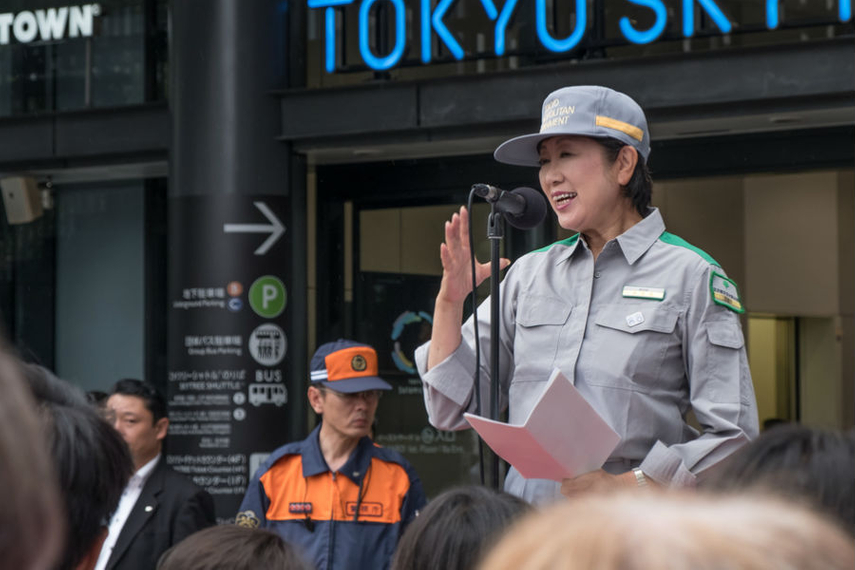 防災訓練での小池百合子東京都知事(写真提供:シャッターストック)