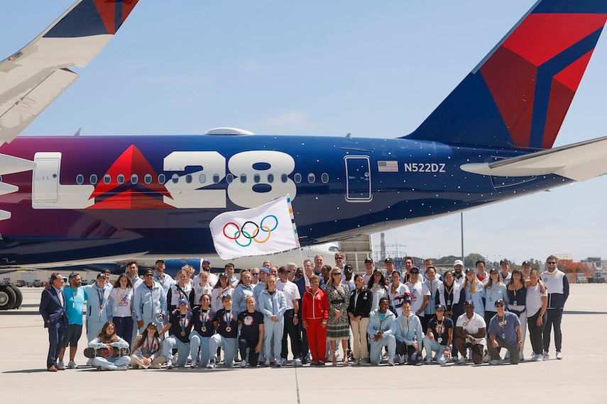 12日にロサンゼルスに到着した五輪旗(写真:Emma McIntyre/Getty Images for LA28)。