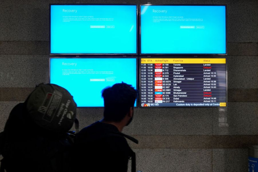インドのニューデリーにある空港のデジタル掲示板には、システム障害によるエラーメッセージが表示されている(Getty Images)。