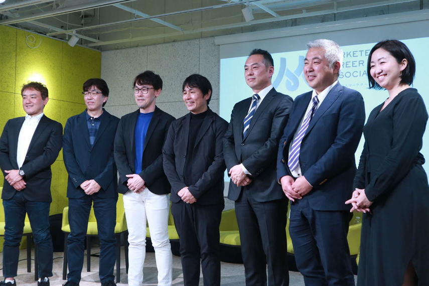 設立発表会のパネルディスカッションに登壇した、7名の理事。左から小野進一氏(ホールハート)、相河利尚氏(イープラス)、秋山勝氏(ベーシック)、鈴木健氏(ニューバランス)、田中準也氏(インフォバーン)、富永朋信氏(イトーヨーカ堂)、藤本あゆみ氏(Plug and Play Japan)