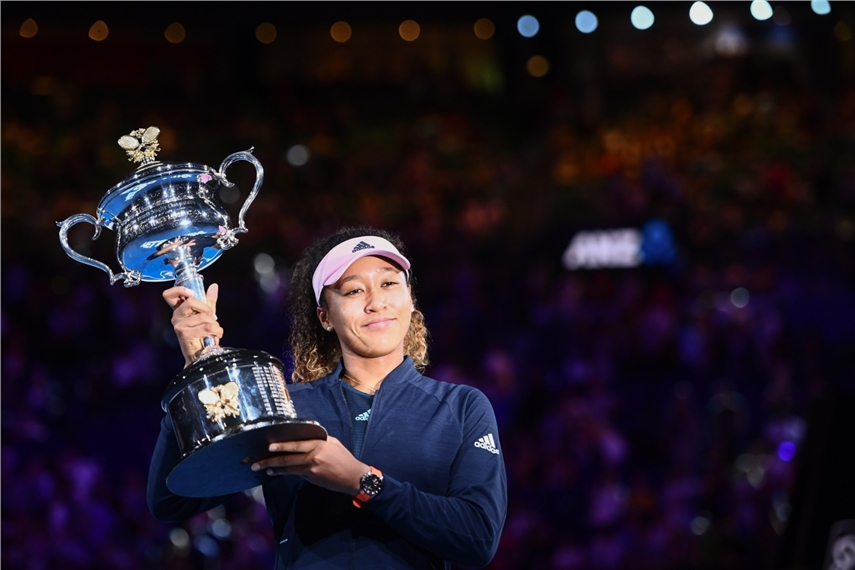 全豪オープンの優勝トロフィーを掲げる大坂なおみ選手(Jewel SAMAD / AFP)