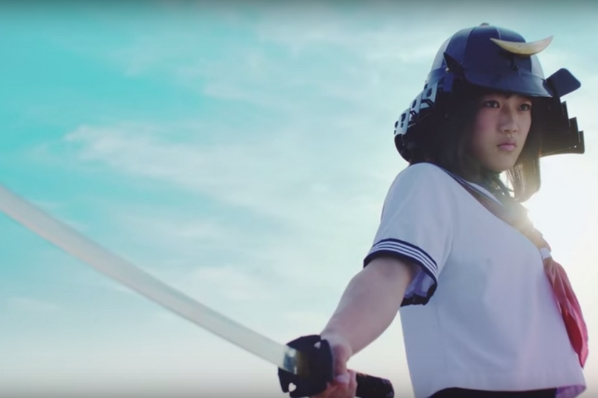 発売58年目を迎えた日清食品のチキンラーメン。ネット上で話題となるバズ動画にありがちな要素を盛り込んだ動画「侍ドローン猫アイドル神業ピタゴラ閲覧注意爆速すぎる女子高生」が公開以来、話題を集めている。制作の経緯を、電通のクリエーティブプランナー、「クドウ ナオヤ」さんに聞いた。