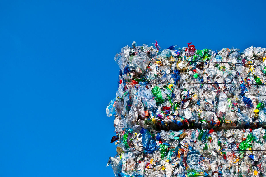 これから再資源化される廃プラスチック。中国への「輸出」ができなくなり、日本の廃棄物処理は岐路に立たされている。(写真:シャッターストック)