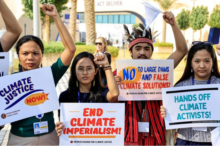ドバイのCOP28で抗議するアジアの活動家たち(写真提供:ロイター)