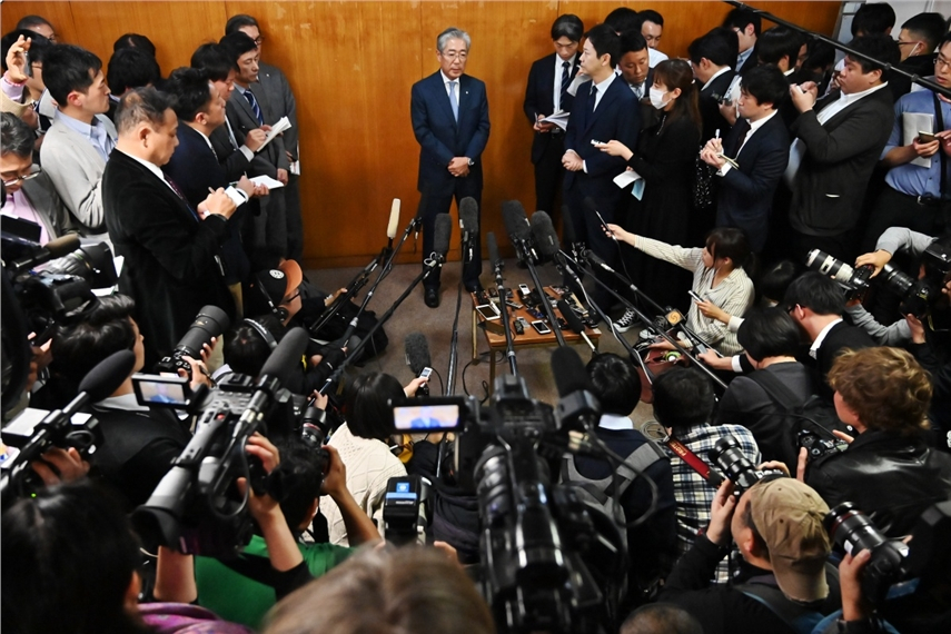 3月19日、退任を表明し記者の取材に応じる竹田恒和JOC会長。(写真:チャーリー・トリバルー / AFP)