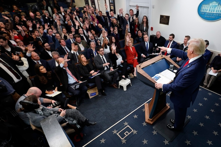 旅客機と陸軍ヘリの衝突事故後、記者からの質問に答えるトランプ大統領。(写真:Chip Somodevilla / Getty Images)