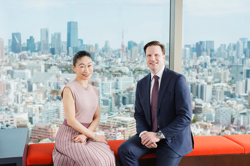 横田明日香氏(左)と、ジョシュア・グッドオール氏