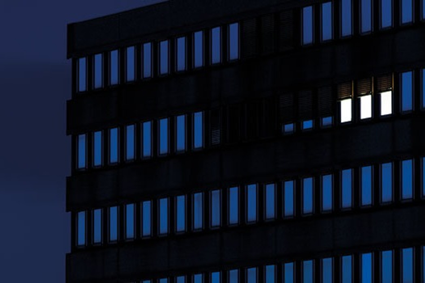 エージェンシーの長時間労働に終止符を打つには