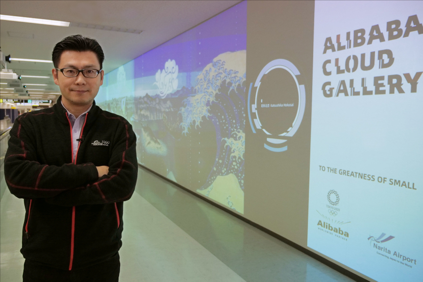 クリス・タンCMO。成田空港のアリババクラウドギャラリーの前で