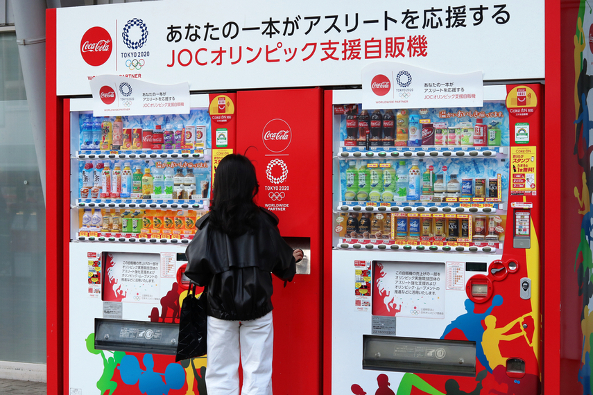 コカ・コーラは、東京オリンピックに向けて特別デザインの自動販売機を公開したが、その後は、リアルなプロモーション活動は縮小している。
