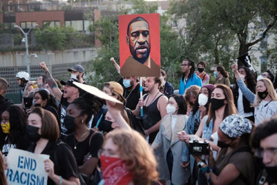 フロイド氏事件1年:ブランドは「公約」を守ったのか